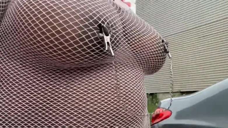Super sexy ebony cuties: Mergând în jurul în rochie plasă futându-mi pizda pe scara publică