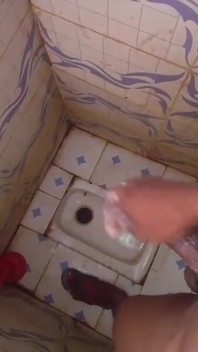 Masturbující Monstrózní Péro V Koupelně