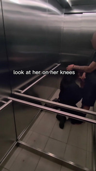 Verlegen Meisje Wordt Overtuigd in De Lift Om Het Sperma Van Een Vreemde Te Slikken