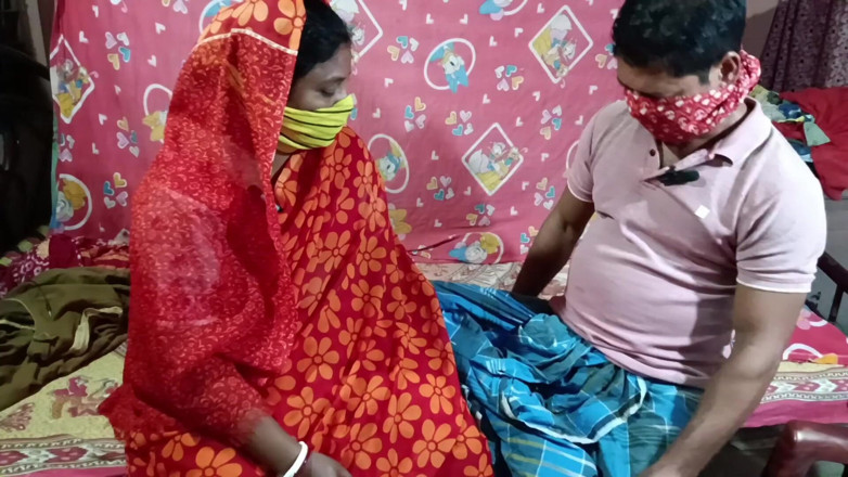 Pakhi0705: Une belle-mère se fait baiser par son beau-fils, incapable de...