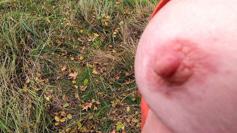 Bouncy Tits Action: Pezón tirando en el bosque