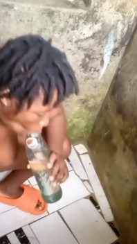 Děvka Ebony miluje svou láhev