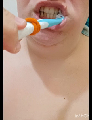 FluffyHarlot: यहां तक कि Harlots अपने दाँत ब्रश करती हैं