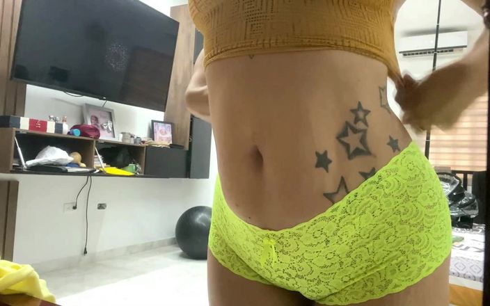 IRINA 69 STAR: Üvey annemin seksi dövmeleri