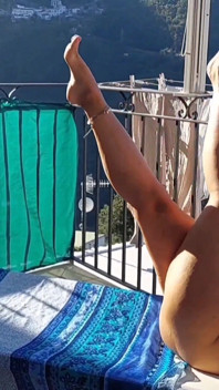Selena di luar rumah, bergambar bogel dan menyembah kaki