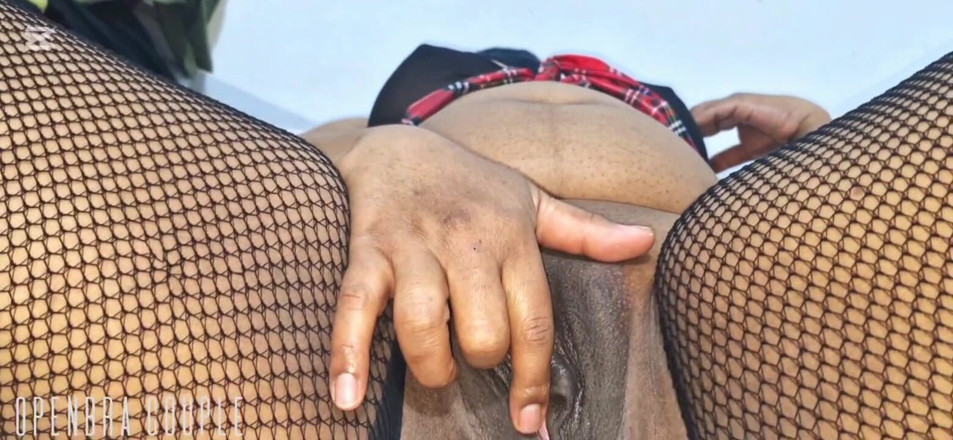Openbra: Kerala Chechi seksi vücudunu gösteriyor