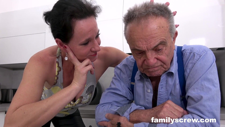 Family Screw: Nenek memerlukan zakar muda - Famscrew