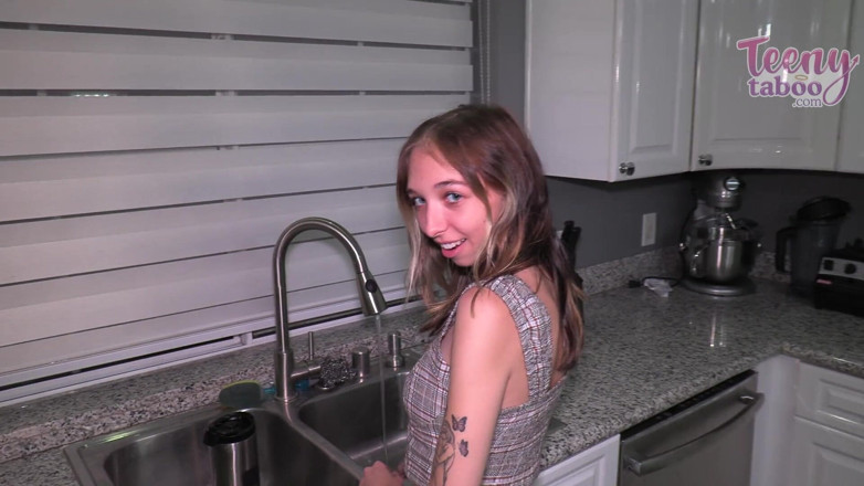 Teenytaboo: Breezy pomaga ojczymowi podczas gdy macocha w pracy