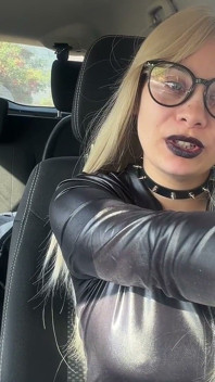 Ik in de auto toetert de hoorn met mijn grote kont, mijn tieten en mijn handen, masturbeert terwijl ik het doe en pronkt
