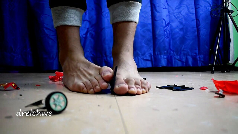 Dreichwe: Destruction d’une grosse voiture avec un avion-jouet