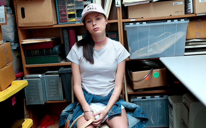 Shop Lyfter: Frecher teenager von der ladenwache gerammt