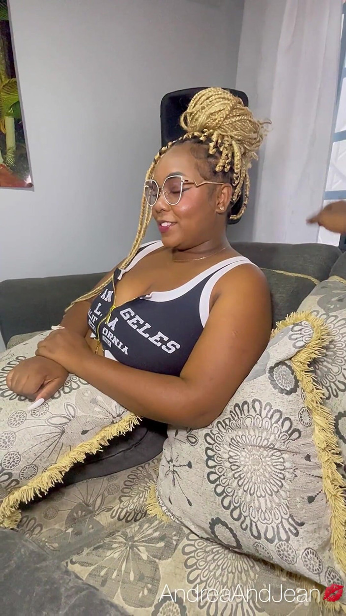 AndreaAndJean: 黒檀のママは両親が到着する前に恋人とセックスします