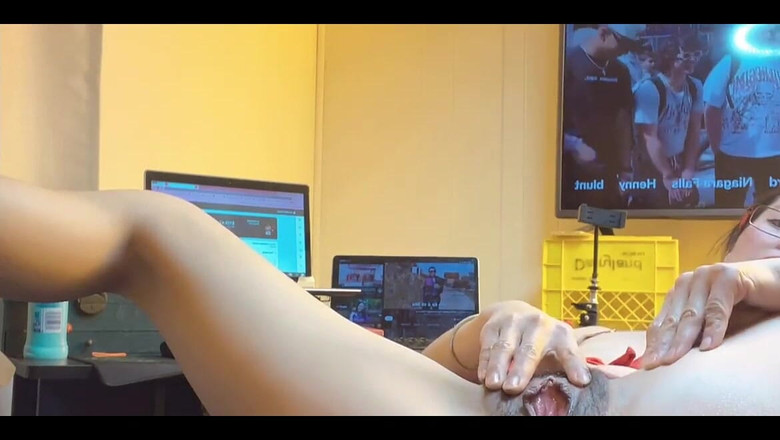 sweethanajapanese: 性感的日本女孩与红色风格的小阴户