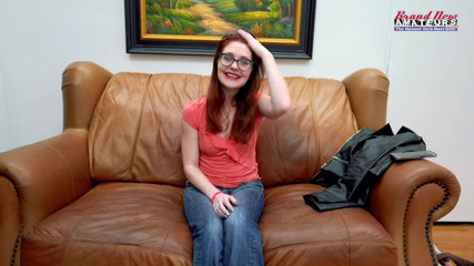 Brand New Amateurs: Partie 1, interview et jouet ! Une rousse bizarre et sexy nerveuse...