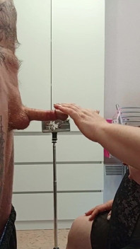 Madrastra chupa polla y luego verto semen en sus enormes tetas