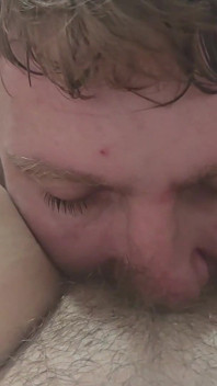 Jimbob leckt behaarte muschi von jades