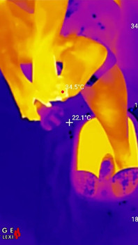 Las plantas de los pies se molin, se aspiran y se lubrican hasta que son en primer plano termal brillante