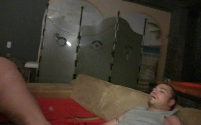 Bukkake Partys: Ateşli orta yaşlı seksi kadın komşu vahşi amcık eylemini değiştiriyor...
