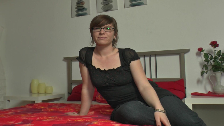 Deutsche Frauen: Hot German brunette bitch enjoys hot solo action