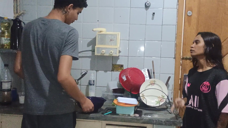 Jasmine santana: 当她的父母不在场时，她说服她的继兄弟让她真的很性感