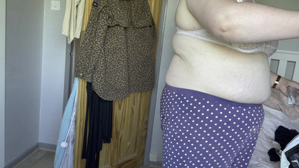 barefootongrass: Dövmeli gerçek amatör tombul kız senin için sutyen ve elbise...