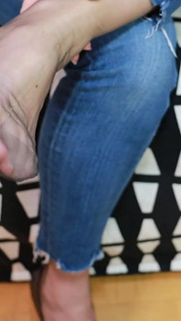 Zwarte nylons met blauwe spijkerbroek: bungelend en voet plagen in maat 35
