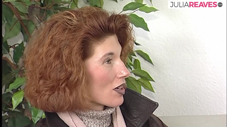 Retro Schlampen: Milf stöhnt, während gepiercter kitzler geleckt und dann mit einem...