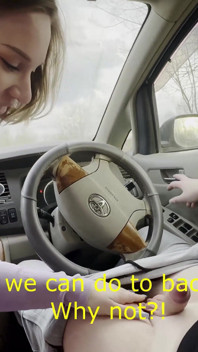 La ragazza bella si crempie dopo il sesso anale in auto