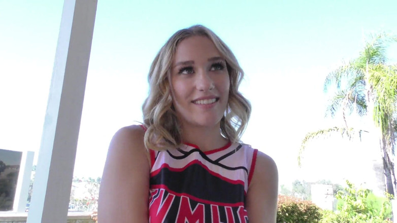 Hefburg: La cheerleader ha un po' di crema