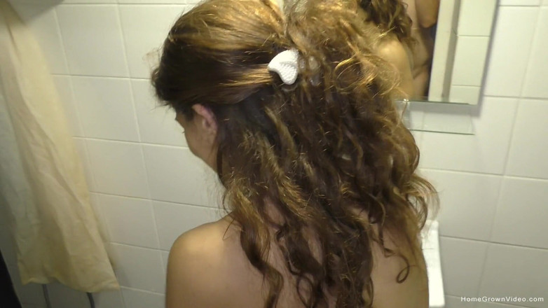 Homegrown Video: Drăguța Lisa cu pizda ei păroasă umplută cu spermă