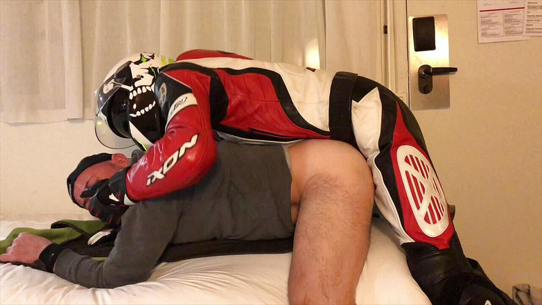 HUMLIATION AND SPANKING PORN: Ponižování v hotelu s motorkářem v fetišových oblečeních