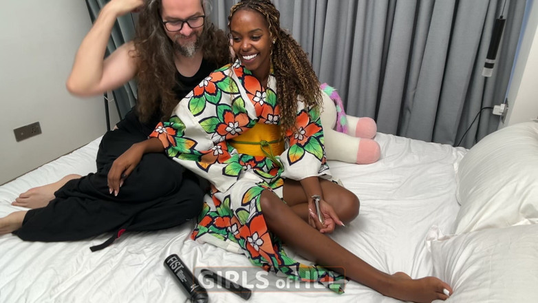 Girls of Hel: Butt Plug Trickery - Mia of Hel geniet van een Hitachi-toverstaf