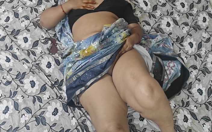 RoyToy: Yenge genç oğlanın yatak odasında mastürbasyon yapıyor