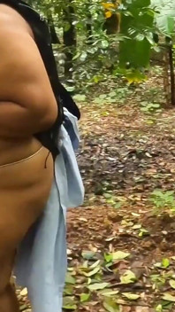 Kasual Bogel Berjalan, Awek Montel Berjalan Bogel Sepenuhnya Di Dalam Hutan