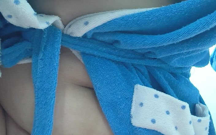 Vaginabig88: Une étudiante se masturbe dans un état humide