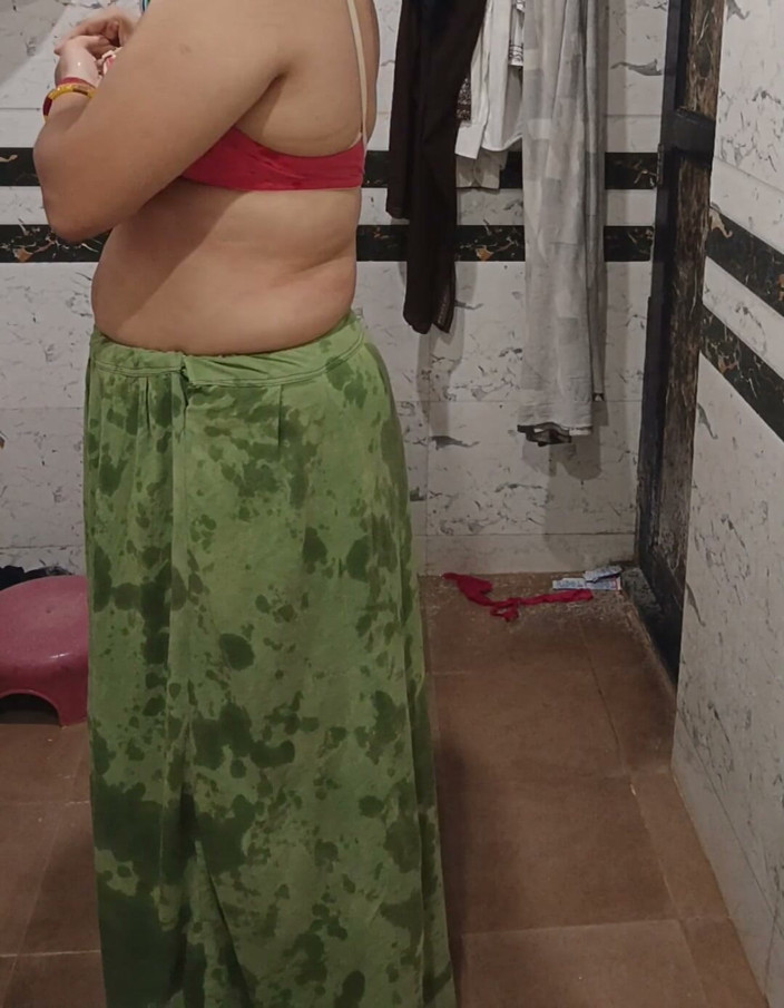 Priyahot77: Priya bhabi saree büyük göt gösterisi
