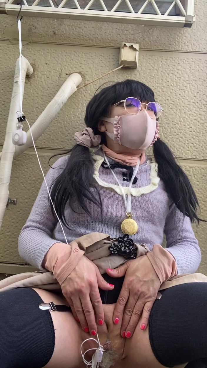 megu2002: No117 Bersembunyi di bawah bayang-bayang rumah jiran dan melancap