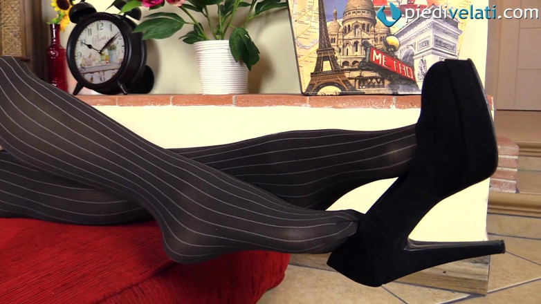 Best Nylon Feet Videos: Gagica superbă Daniela tachinează pe toată lumea cu picioarele ei...