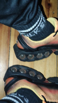 Dirtyjunkbro Doesn't Want to Go to the Toilet. Better on the Sports Shoes.