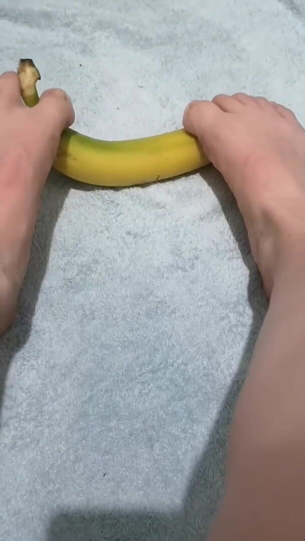 Erotic college: Ev arkadaşım videodan sonra muz yemeyi seviyor