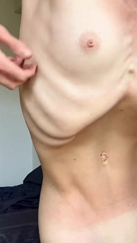Ossos e corpo magro adoram fetiche de costelas loiras