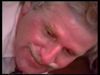 Lucky Cooch: Brunetka laska lubi być szpiegowana przez dwóch napalonych facetów