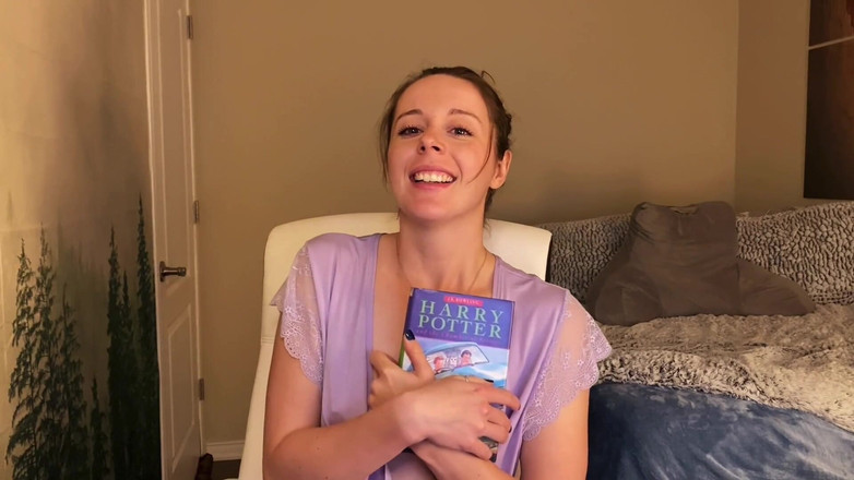 Nadia Foxx: Hysterické čtení Harryho Pottera a komnata tajemství, zatímco sedí na vibrátoru