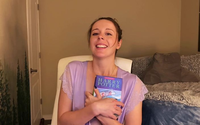 Nadia Foxx: Vibratör üzerinde otururken histerik bir şekilde Harry Potter ve sırlar odası okuyor