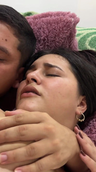 La sorellastra latina dal culo grosso si gode una deliziosa scopata con il mio enorme e delizioso cazzo nel suo culo stretto.
