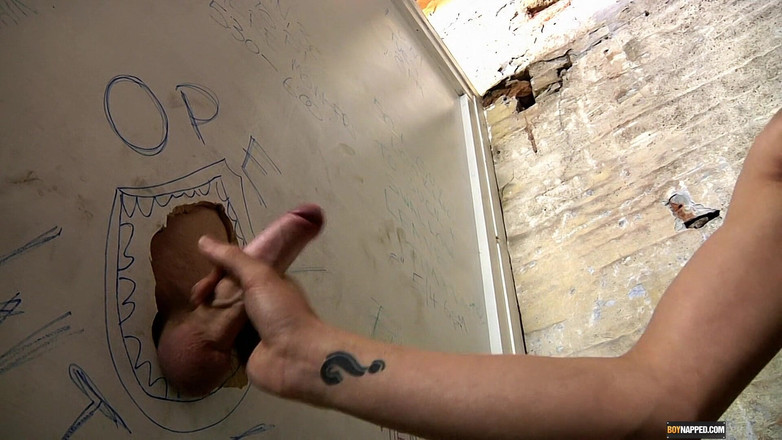 BoyNapped: In attesa di soddisfare un cazzo anonimo