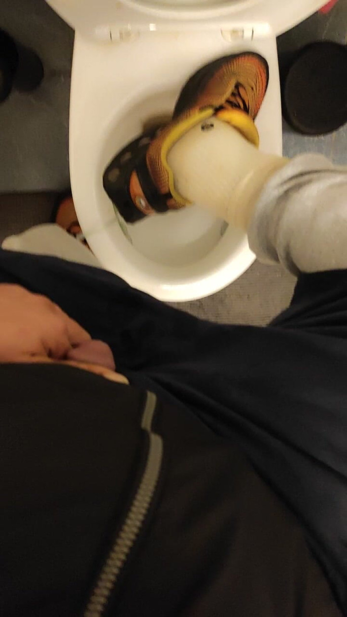 SmokedAlloy2: Dirtyjunkbro in bagno pieno di piscio, calzini puzzolenti e scarpe...