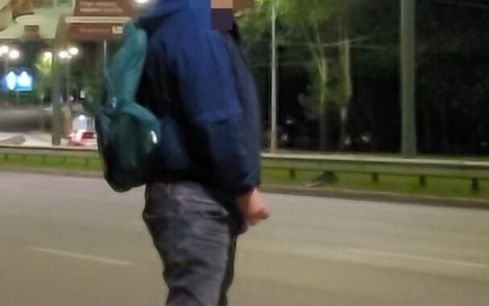 Wanker forever: Il ragazzo piscia e si masturba proprio sulla strada dove...