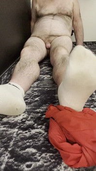 I piedi di un allenatore Con i calzini bianchi e le palle nude [5834]