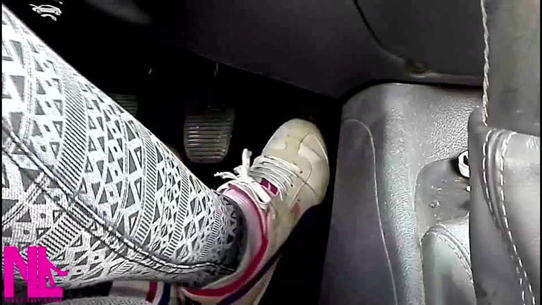 Nyllady: Pedalando bombeando em tênis brancos e meias de algodão